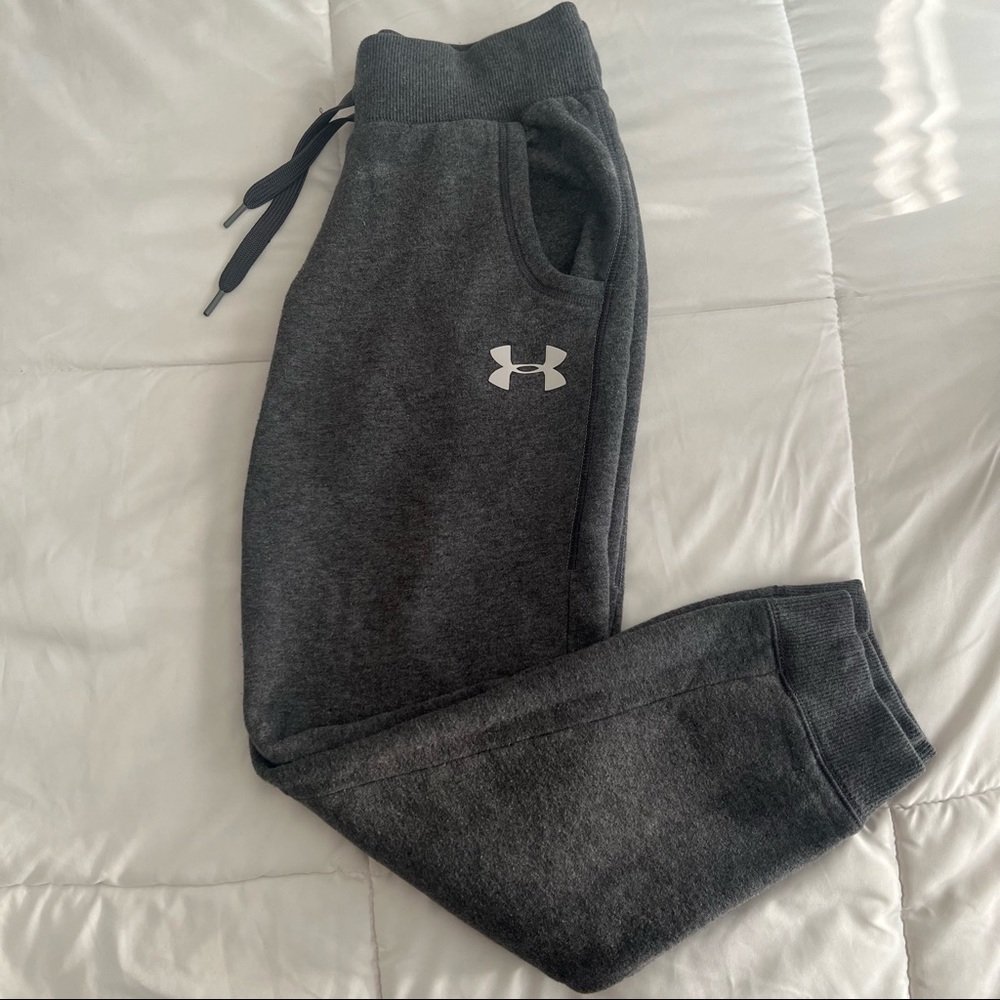 UNDER ARMOUR || Size: LARGE (Youth) || Gray Jogger Capri